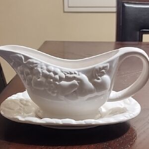 GIBSON GRAVY BOAT WITH PLATE. NEVER USED.